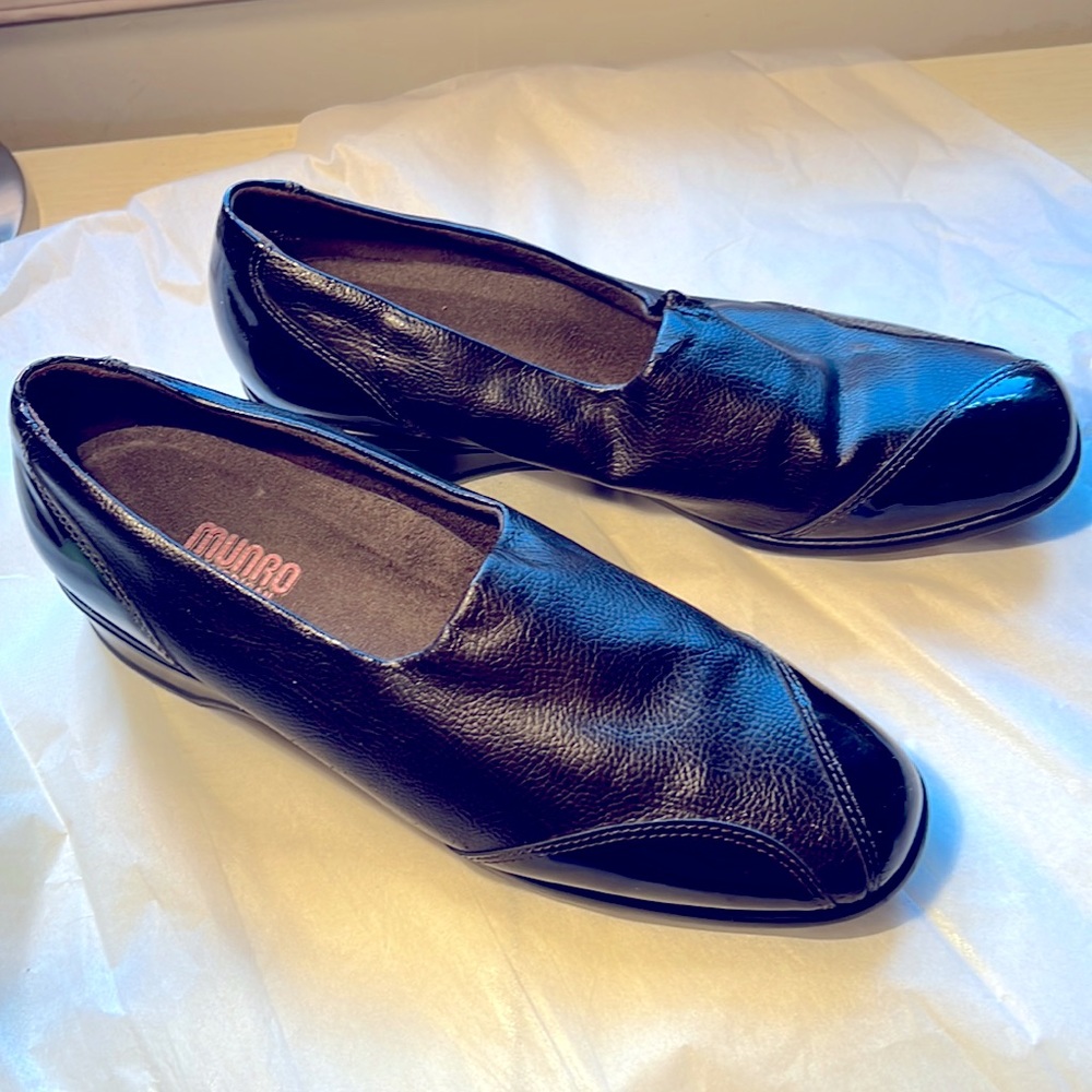 Munro Walking Wedge espresso leather upper, black patent toe accents